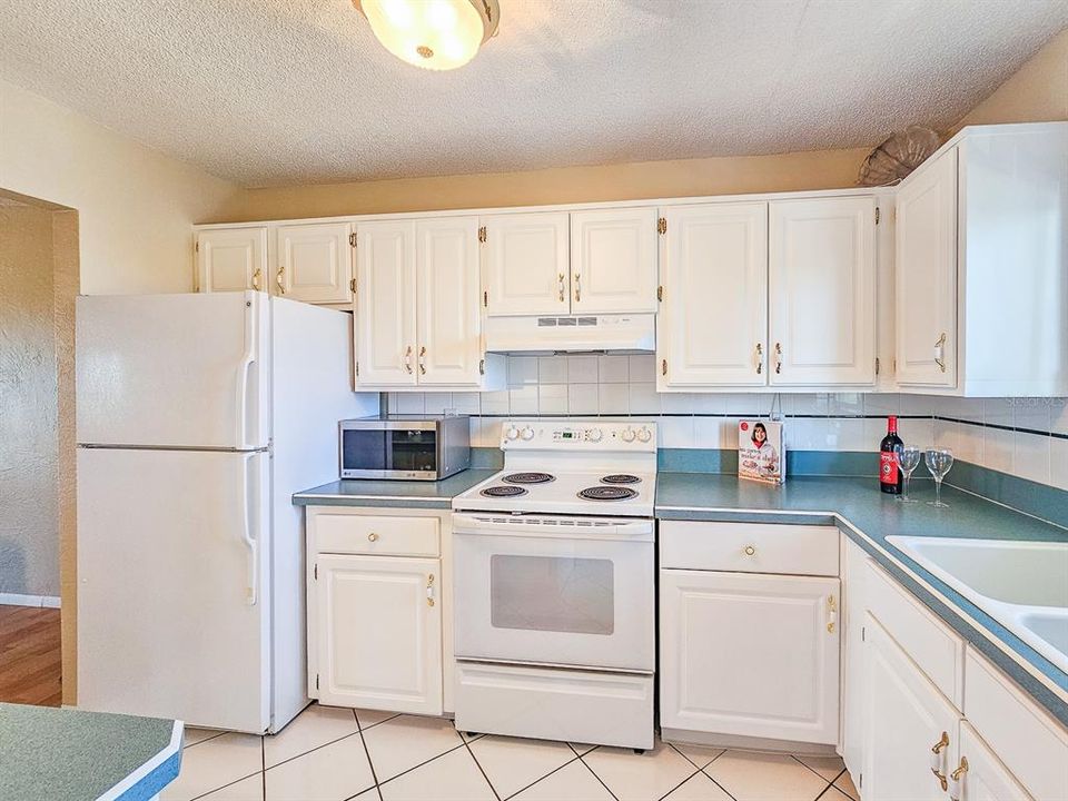 На продажу: $330,000 (2 спален, 2 ванн, 1229 Квадратных фут)