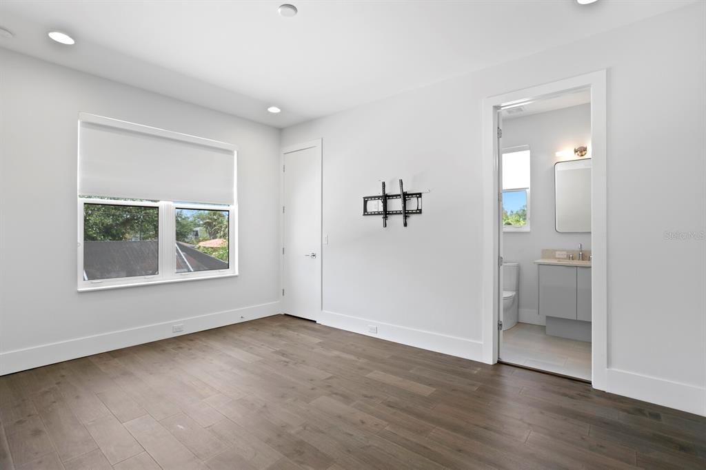 For Sale: $3,495,000 (5 beds, 4 baths, 5045 Square Feet)