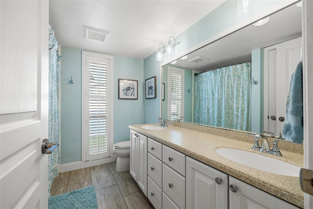 For Sale: $2,995,000 (5 beds, 3 baths, 3288 Square Feet)