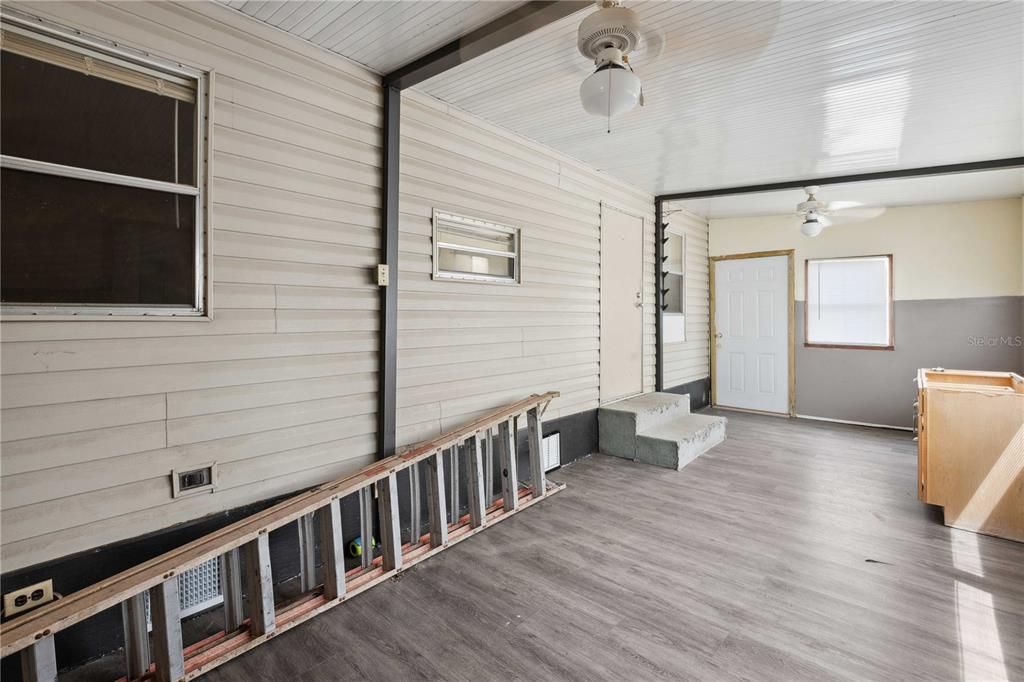 For Sale: $160,000 (2 beds, 1 baths, 900 Square Feet)