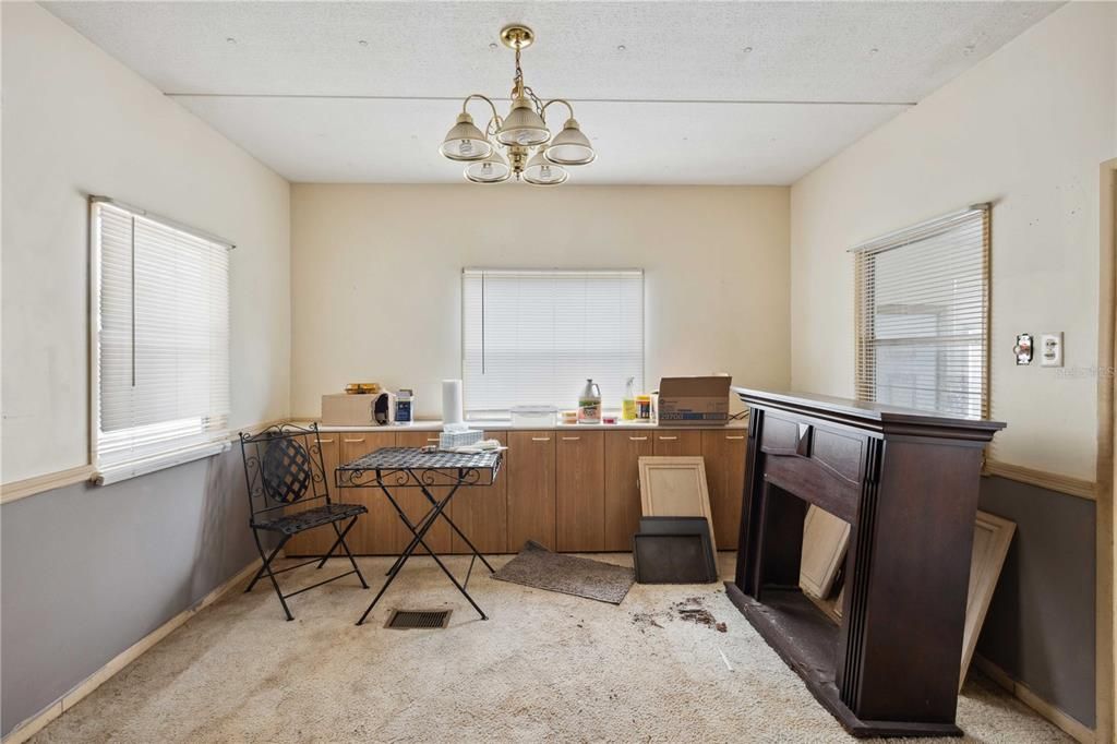 For Sale: $160,000 (2 beds, 1 baths, 900 Square Feet)