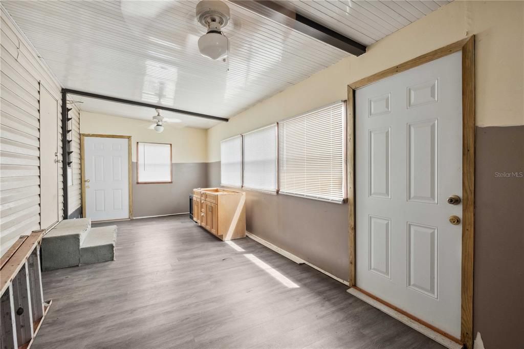 For Sale: $160,000 (2 beds, 1 baths, 900 Square Feet)