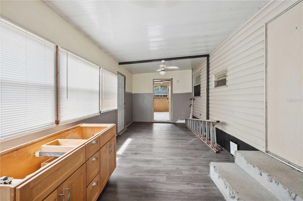 For Sale: $160,000 (2 beds, 1 baths, 900 Square Feet)