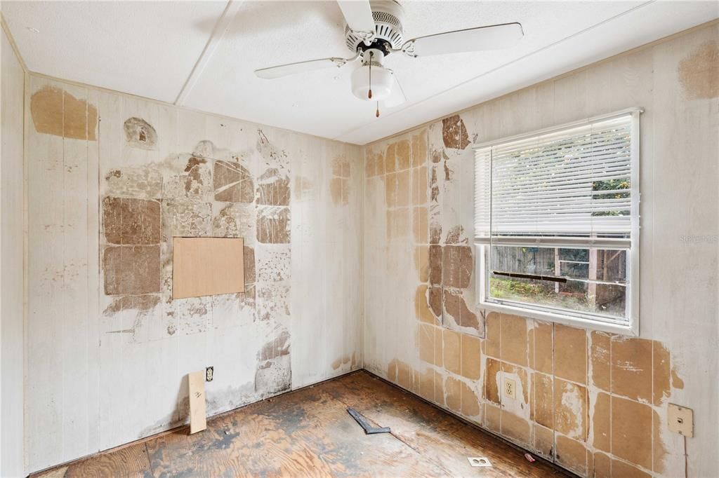 For Sale: $160,000 (2 beds, 1 baths, 900 Square Feet)