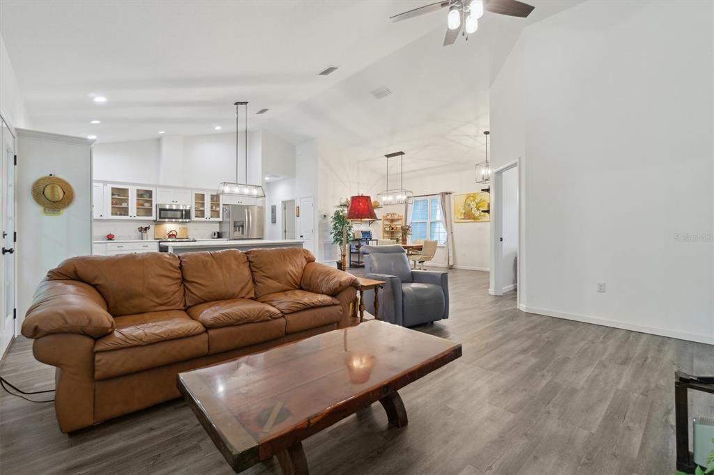 Activo con contrato: $344,000 (3 camas, 2 baños, 1740 Pies cuadrados)