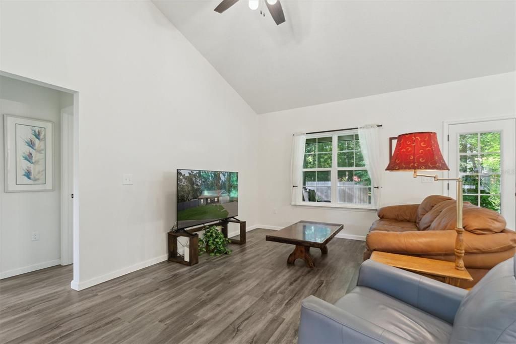 Activo con contrato: $344,000 (3 camas, 2 baños, 1740 Pies cuadrados)