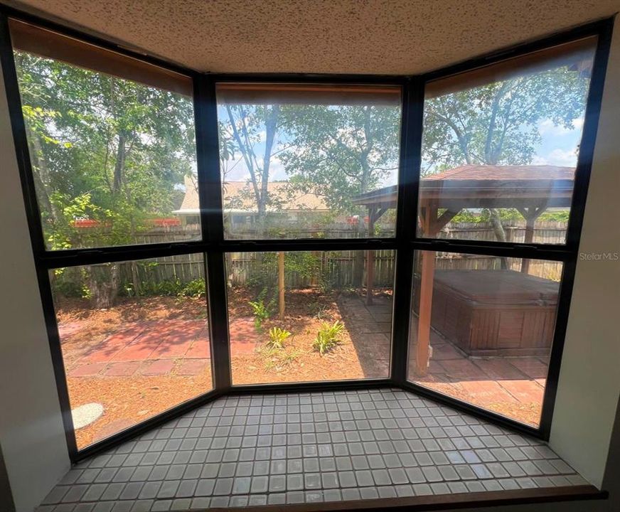 待售: $282,000 (4 贝兹, 2 浴室, 1927 平方英尺)