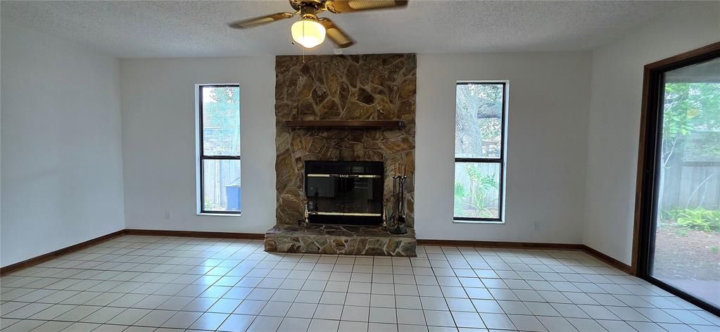 待售: $282,000 (4 贝兹, 2 浴室, 1927 平方英尺)