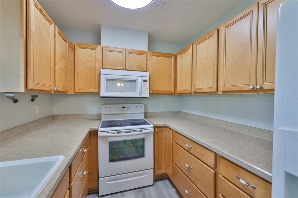 Active With Contract: $145,900 (2 beds, 2 baths, 1100 Square Feet)
