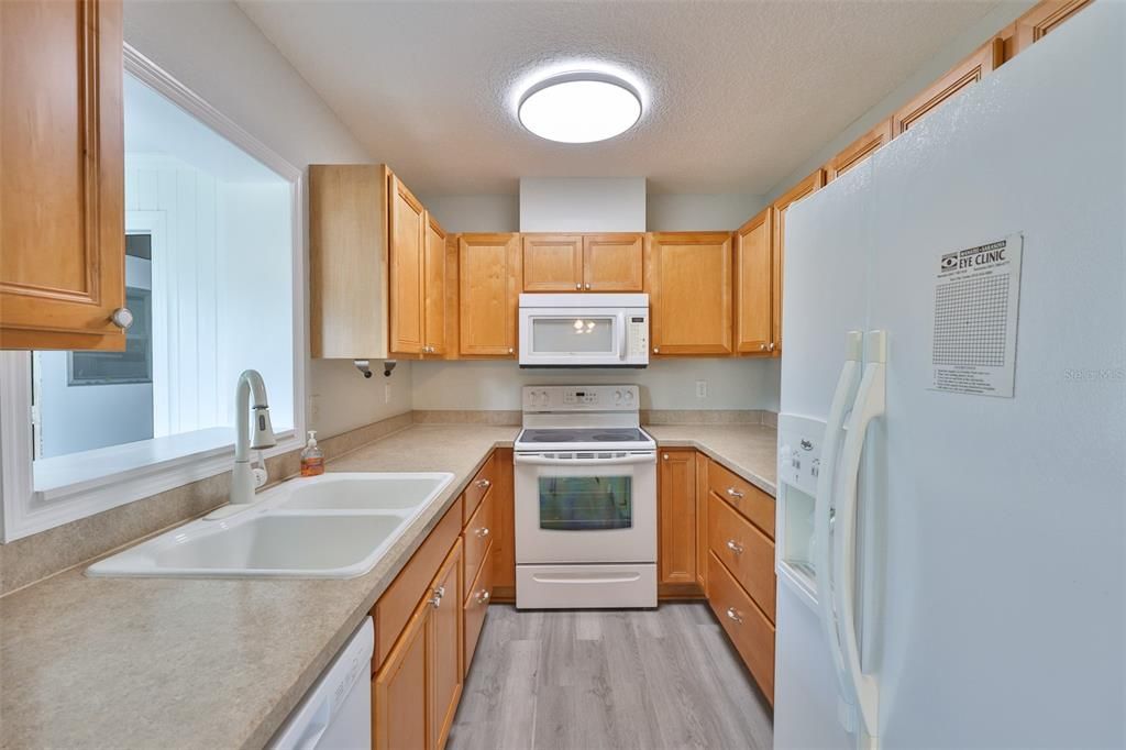 Active With Contract: $145,900 (2 beds, 2 baths, 1100 Square Feet)