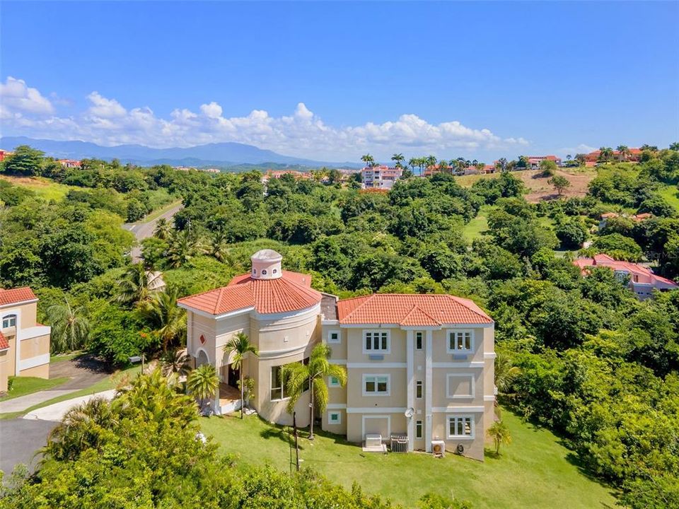 For Sale: $3,200,000 (5 beds, 3 baths, 6000 Square Feet)