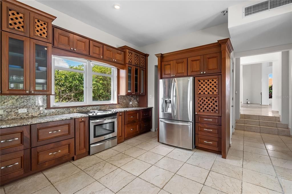 For Sale: $3,200,000 (5 beds, 3 baths, 6000 Square Feet)