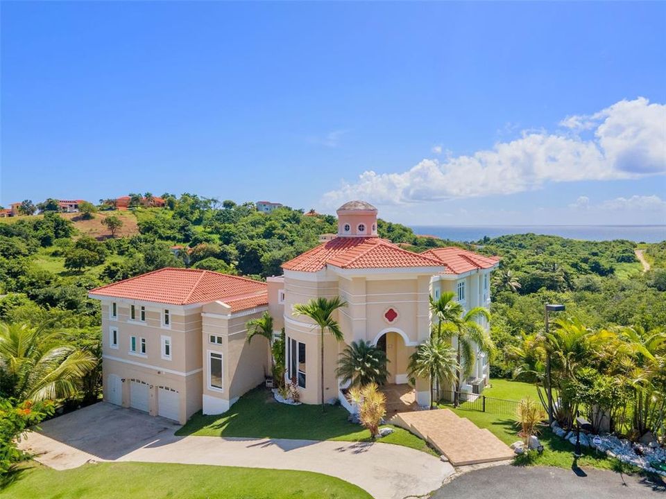 For Sale: $3,200,000 (5 beds, 3 baths, 6000 Square Feet)