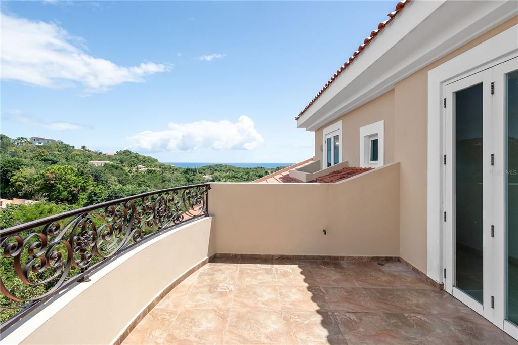 For Sale: $3,200,000 (5 beds, 3 baths, 6000 Square Feet)