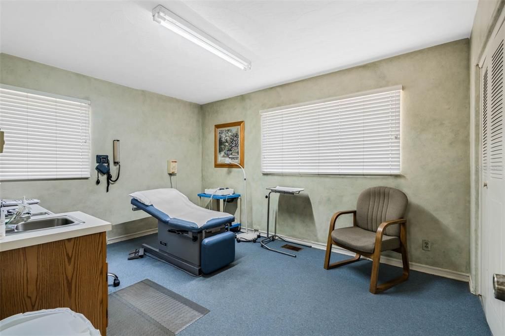 Под контрактом: $699,900 (0 спален, 0 ванн, 1192 Квадратных фут)