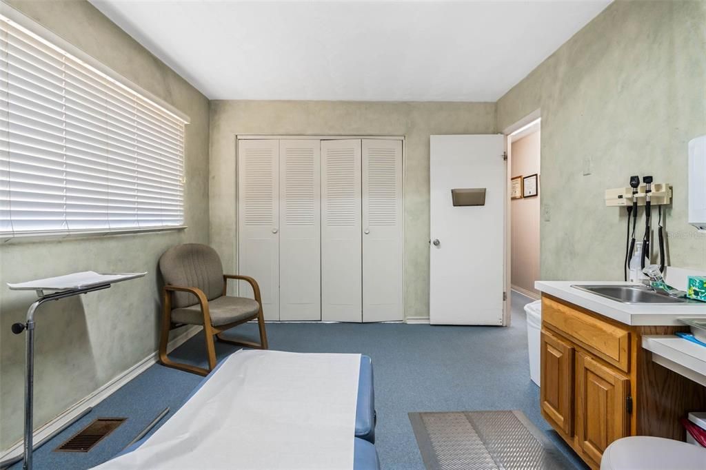 Под контрактом: $699,900 (0 спален, 0 ванн, 1192 Квадратных фут)