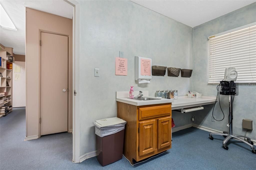 Под контрактом: $699,900 (0 спален, 0 ванн, 1192 Квадратных фут)