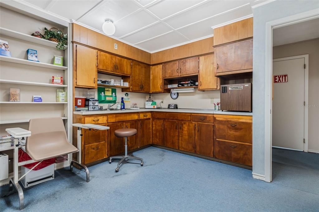 Под контрактом: $699,900 (0 спален, 0 ванн, 1192 Квадратных фут)