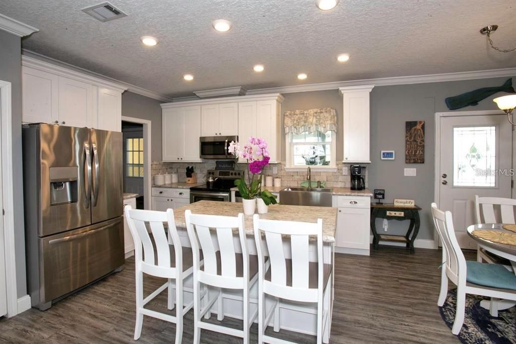 For Sale: $339,900 (3 beds, 2 baths, 1400 Square Feet)