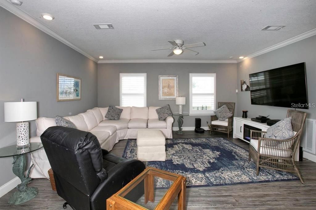 For Sale: $339,900 (3 beds, 2 baths, 1400 Square Feet)