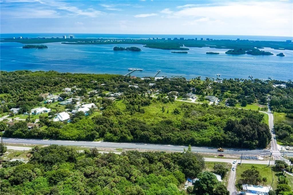 待售: $695,000 (8.48 acres)