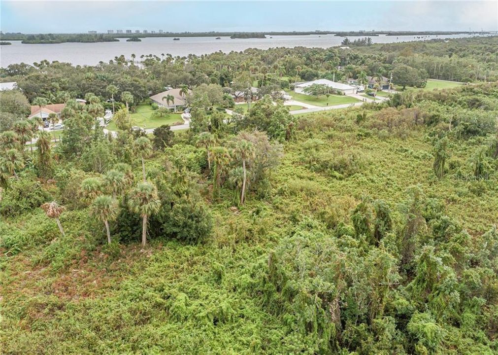 待售: $695,000 (8.48 acres)