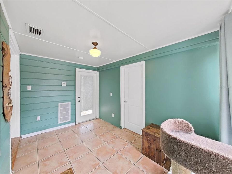 Active With Contract: $335,000 (3 beds, 1 baths, 1390 Square Feet)