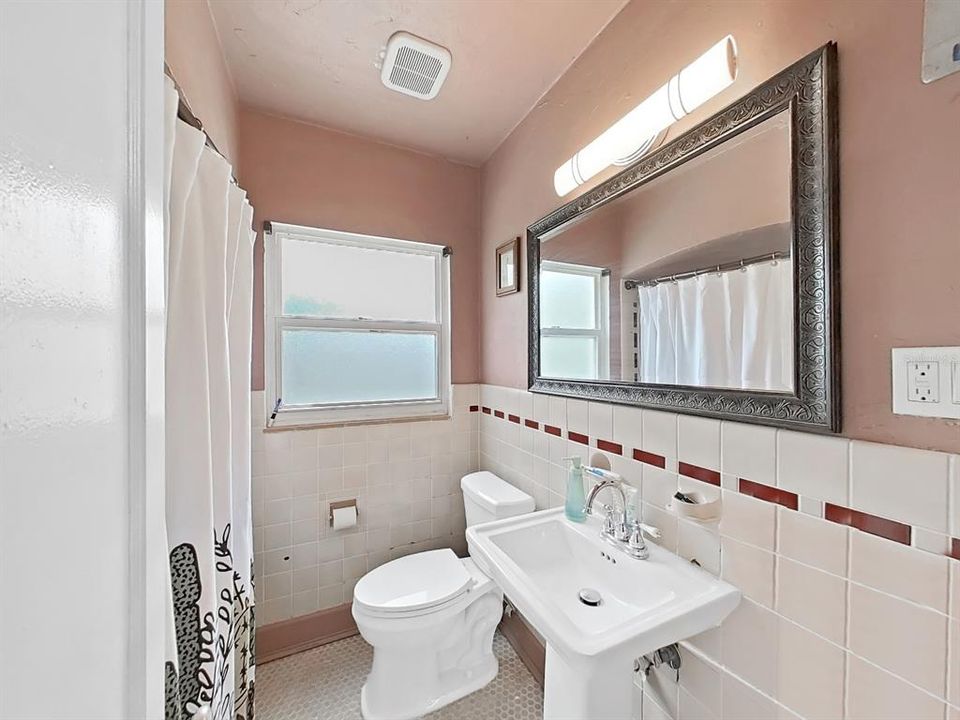 Active With Contract: $335,000 (3 beds, 1 baths, 1390 Square Feet)