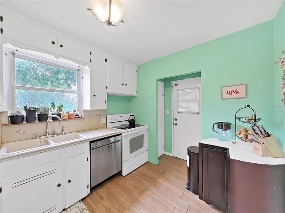 Active With Contract: $335,000 (3 beds, 1 baths, 1390 Square Feet)