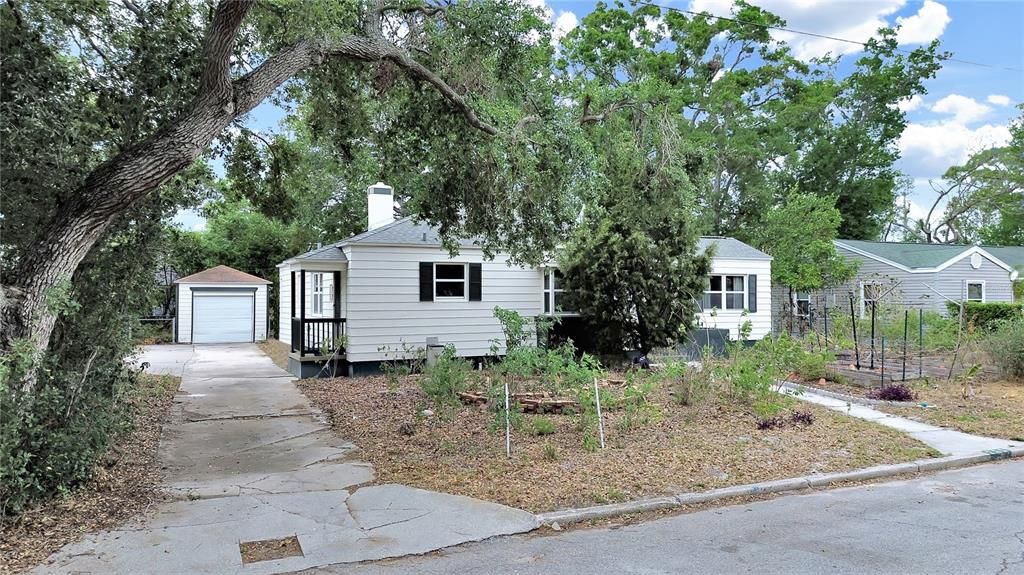 Active With Contract: $335,000 (3 beds, 1 baths, 1390 Square Feet)