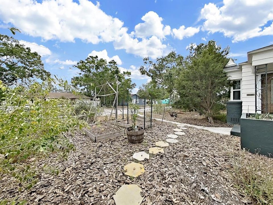 Active With Contract: $335,000 (3 beds, 1 baths, 1390 Square Feet)