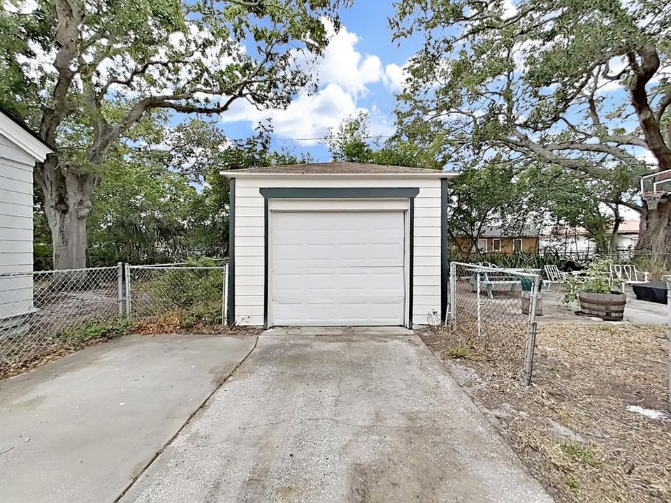 Active With Contract: $335,000 (3 beds, 1 baths, 1390 Square Feet)