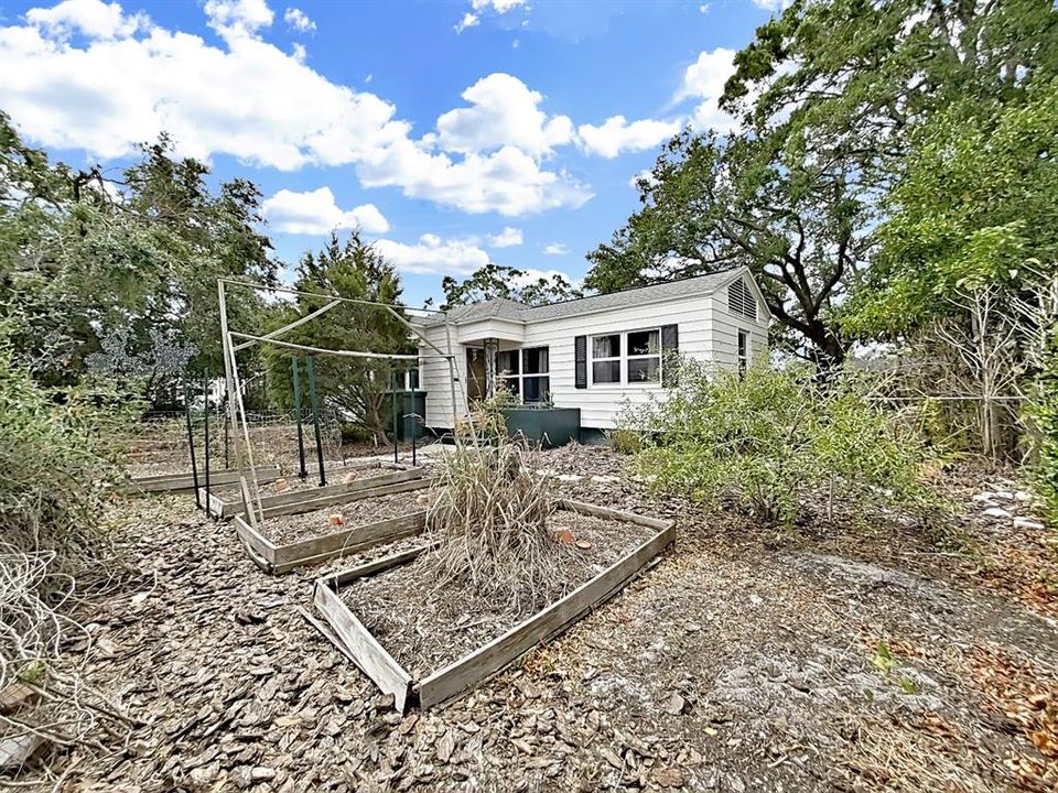 Active With Contract: $335,000 (3 beds, 1 baths, 1390 Square Feet)