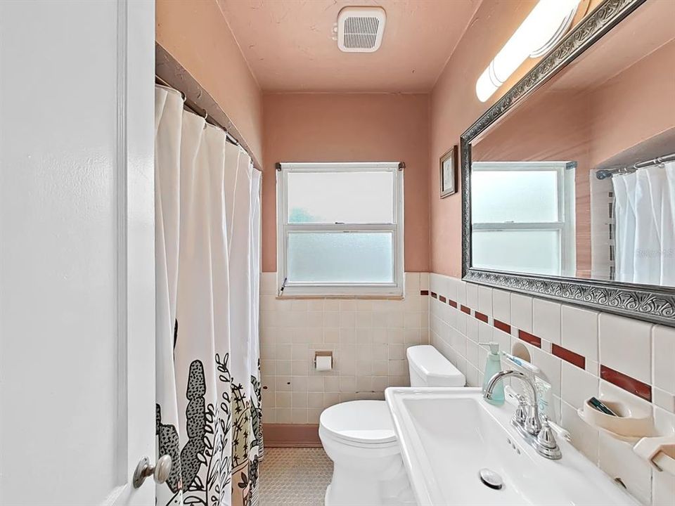 Active With Contract: $335,000 (3 beds, 1 baths, 1390 Square Feet)