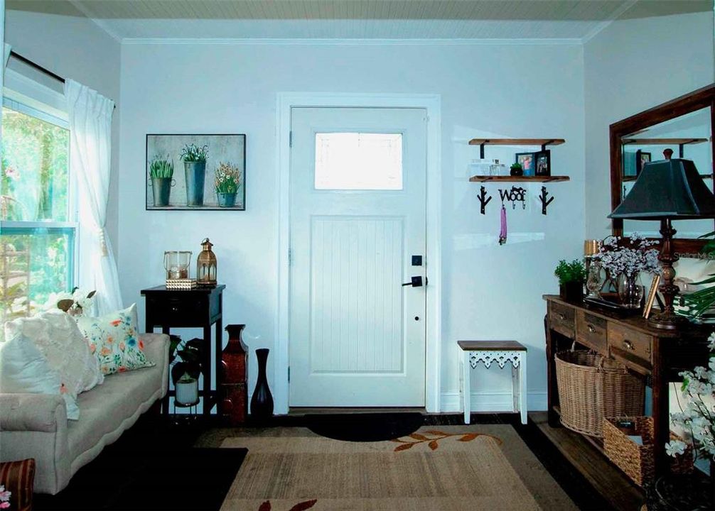 For Sale: $425,000 (2 beds, 1 baths, 945 Square Feet)