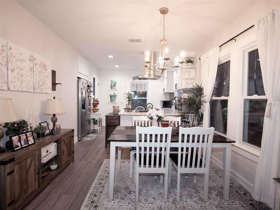 For Sale: $425,000 (2 beds, 1 baths, 945 Square Feet)