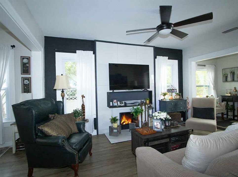 For Sale: $425,000 (2 beds, 1 baths, 945 Square Feet)