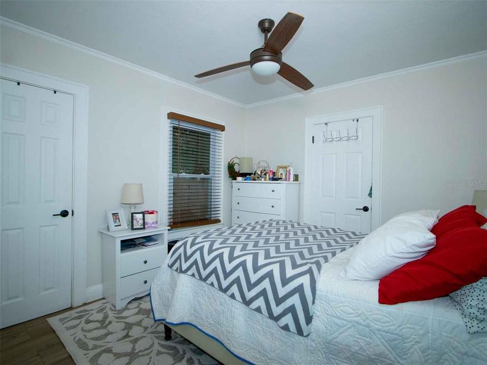 For Sale: $425,000 (2 beds, 1 baths, 945 Square Feet)