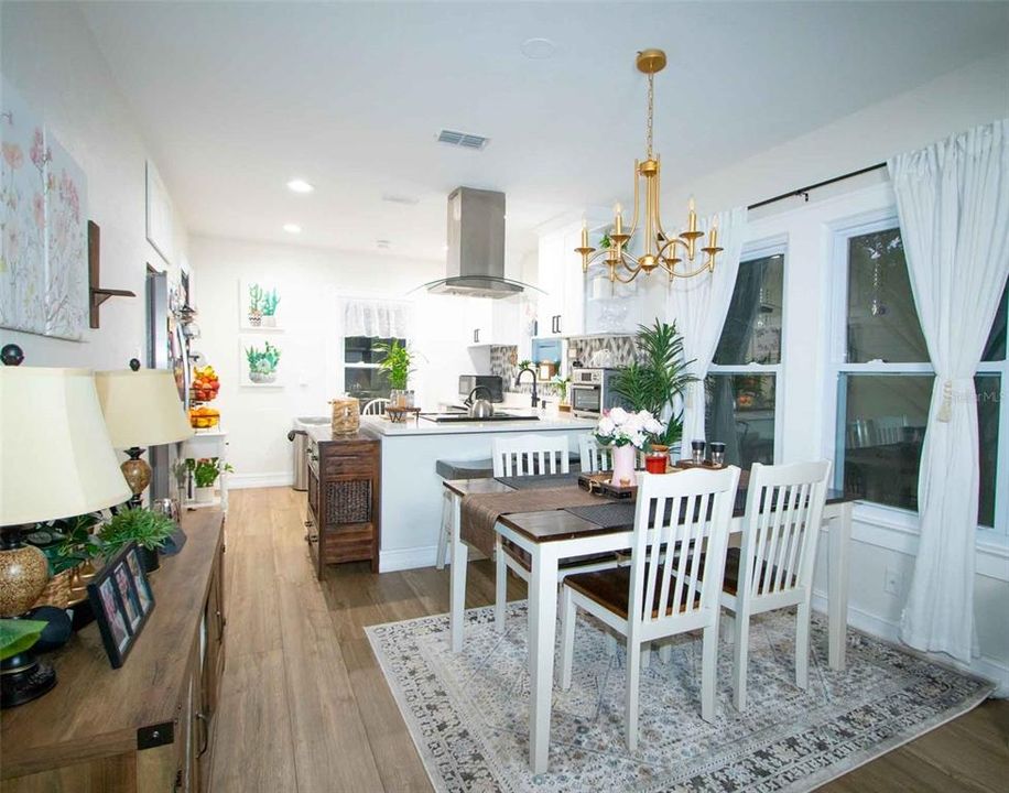 For Sale: $425,000 (2 beds, 1 baths, 945 Square Feet)