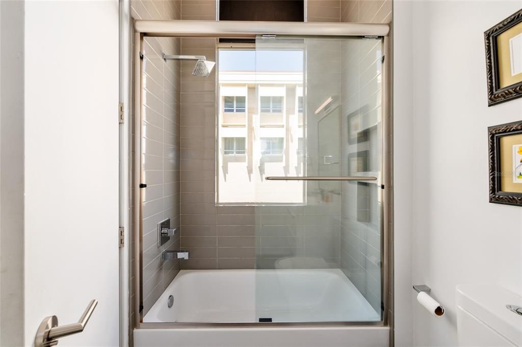 待售: $395,000 (1 贝兹, 2 浴室, 1186 平方英尺)