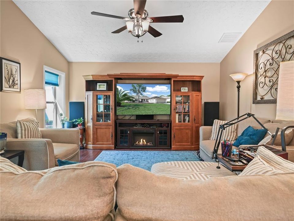 For Sale: $289,990 (4 beds, 2 baths, 1989 Square Feet)