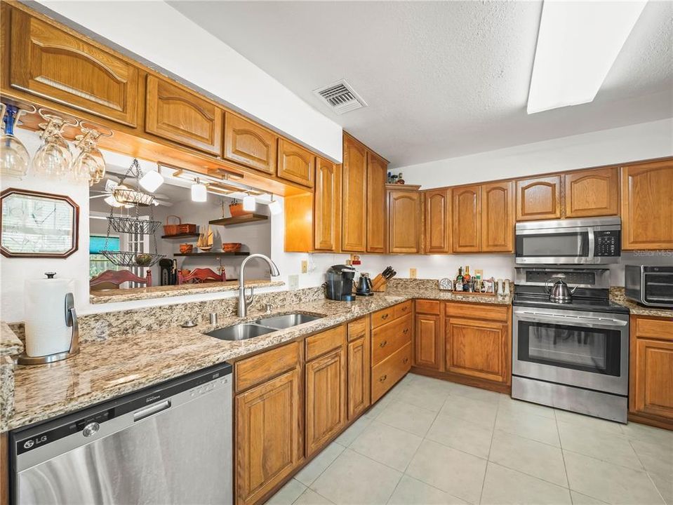 For Sale: $289,990 (4 beds, 2 baths, 1989 Square Feet)