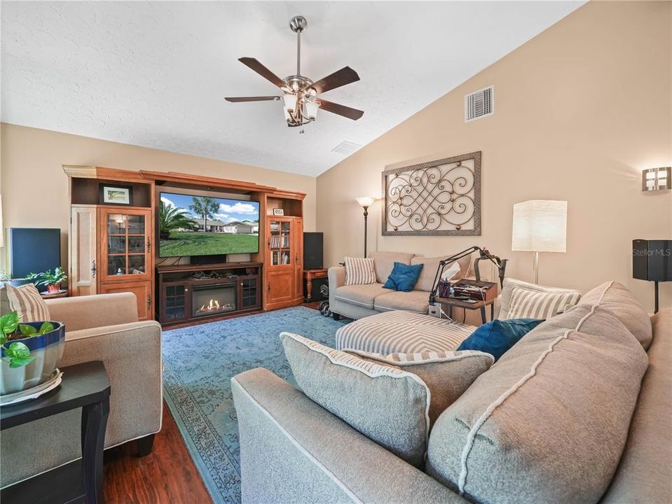 For Sale: $289,990 (4 beds, 2 baths, 1989 Square Feet)