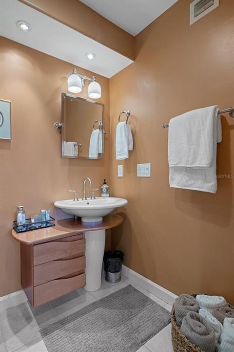 На продажу: $360,000 (2 спален, 2 ванн, 1103 Квадратных фут)