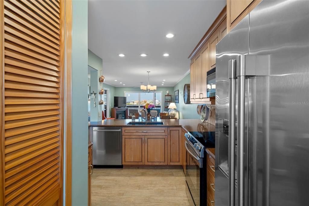 На продажу: $360,000 (2 спален, 2 ванн, 1103 Квадратных фут)