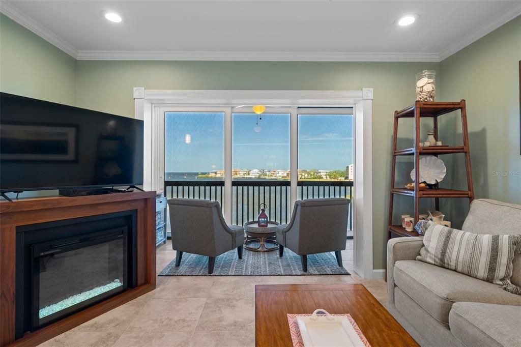 На продажу: $360,000 (2 спален, 2 ванн, 1103 Квадратных фут)