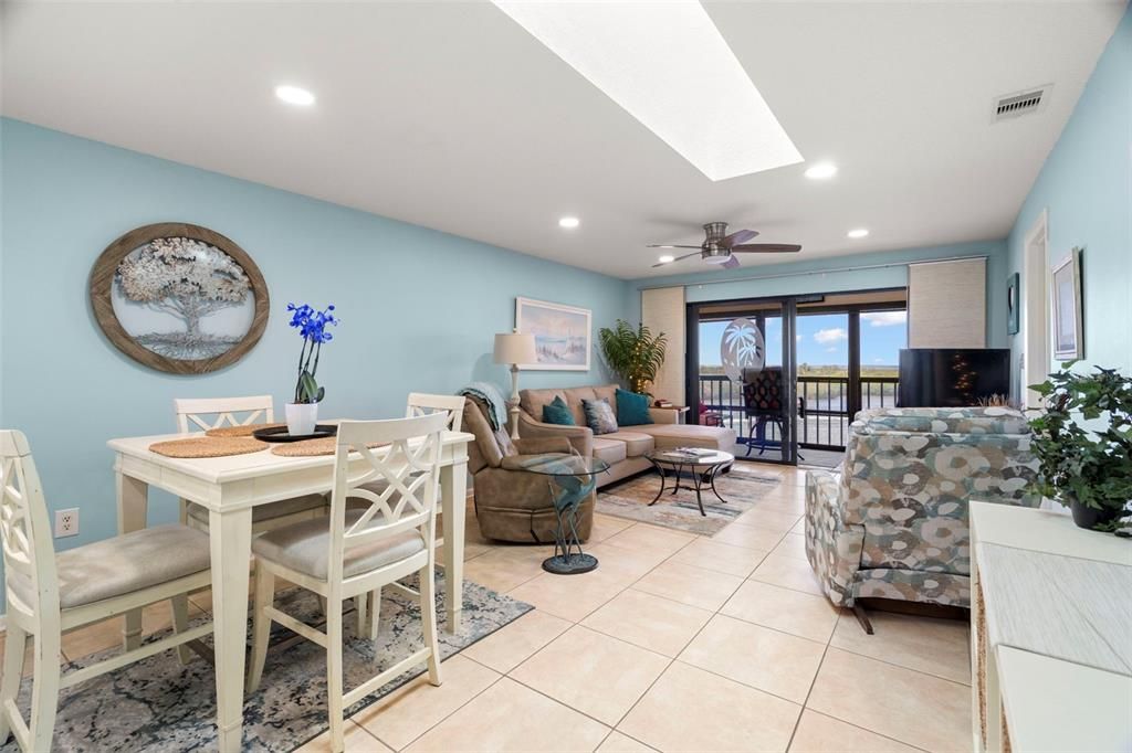 For Sale: $315,000 (2 beds, 2 baths, 1025 Square Feet)