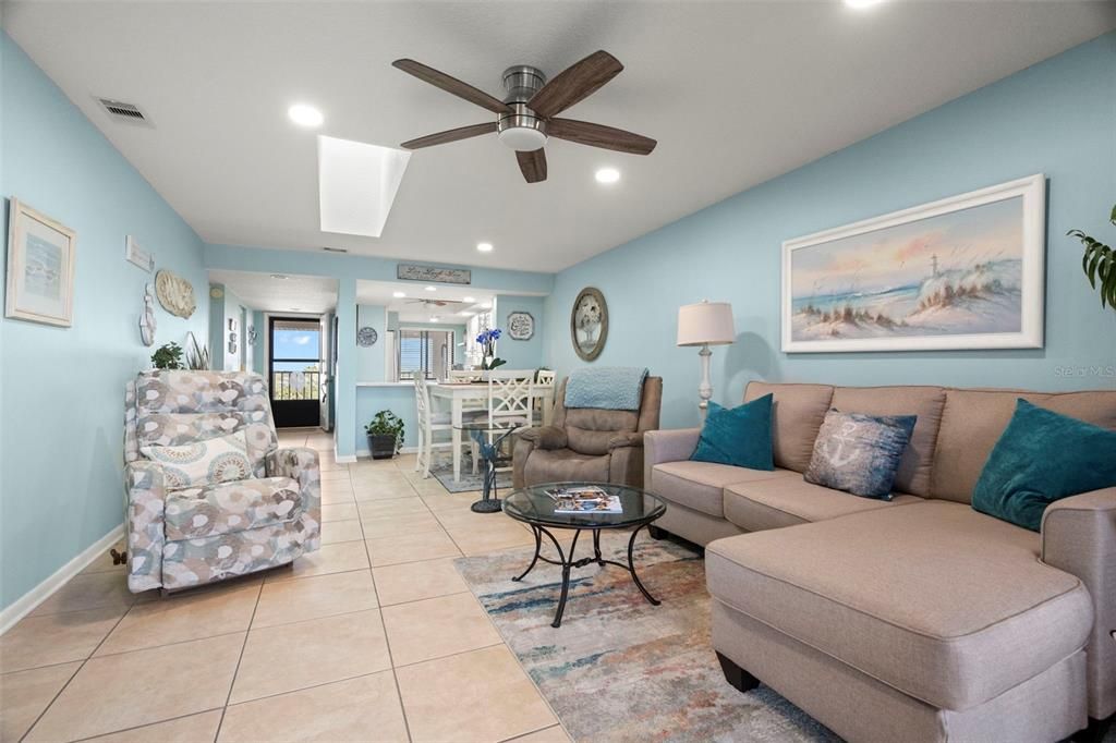 For Sale: $315,000 (2 beds, 2 baths, 1025 Square Feet)