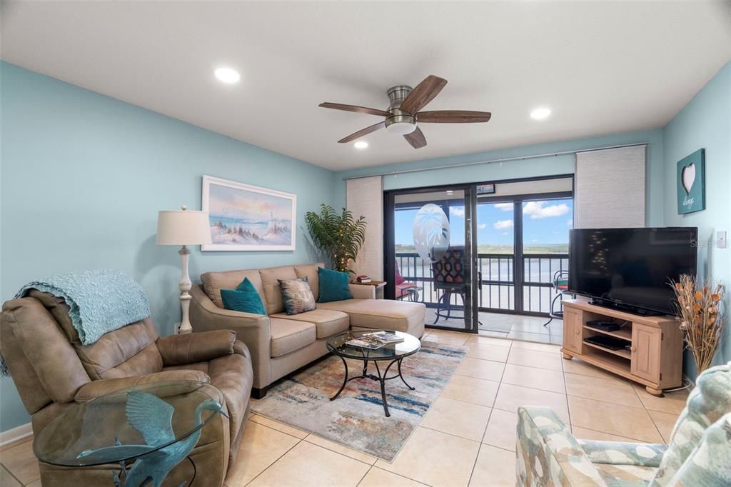 For Sale: $315,000 (2 beds, 2 baths, 1025 Square Feet)