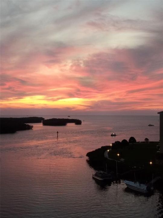 For Sale: $315,000 (2 beds, 2 baths, 1025 Square Feet)